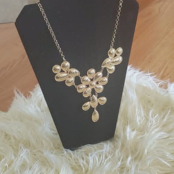 💃Gold tone Flower Pattern Statement Necklace.🌴 - Picture 8 of 8